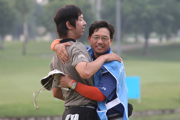 Noh celebrates in a comfortable, natural manner with his father at the Midea Classic