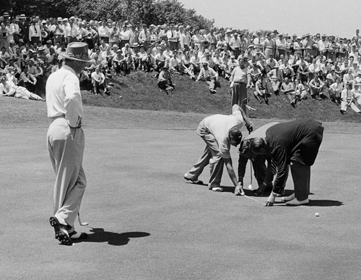 Sam Sneed watches as USGA officials determine who's to putt first, US Open 1947