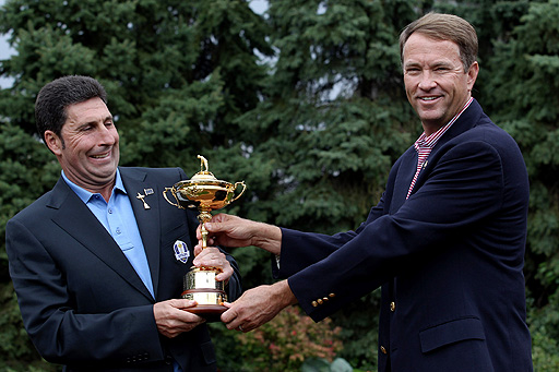 Enjoying a laugh with his US counterpart Davis Love III