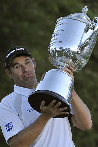 Harrington struggles to hold up his massive prize