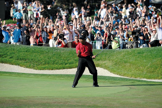 Woods holes a putt on the 18th at the 2008 US Open