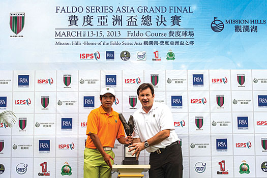 Sir Nick Faldo with the overall champion, Luo Xue-Wan of China
