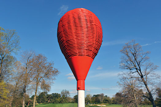 Red wicker baskets, rather than flags, are the order of the day at this throwback-era course
