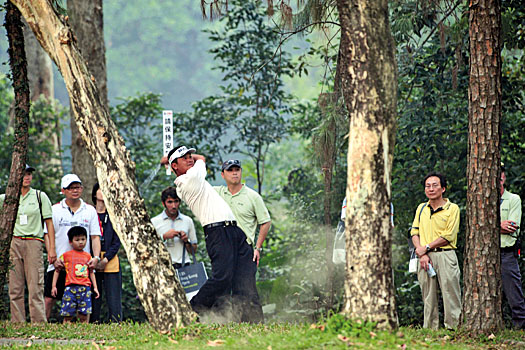 Lin Wen-tang plays this amazing shot from the trees on the 18th