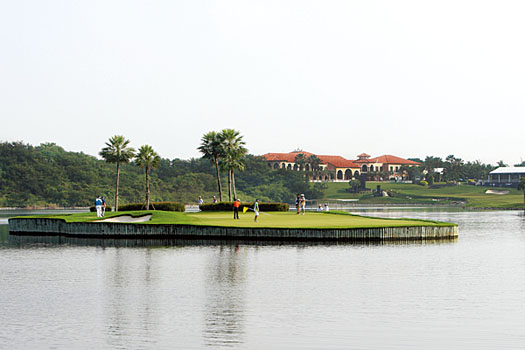 The floating island green 17th at December’s Thailand Golf Championship