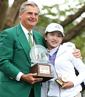 Lucy Li receives her trophy