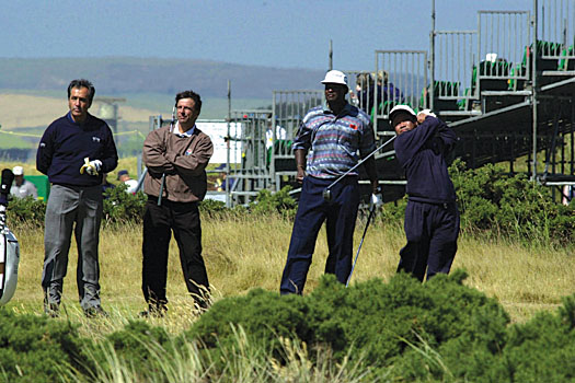 Seve Ballesteros and Vijay Singh look on as Han hits a drive during practice in preparation for the 2000 Open