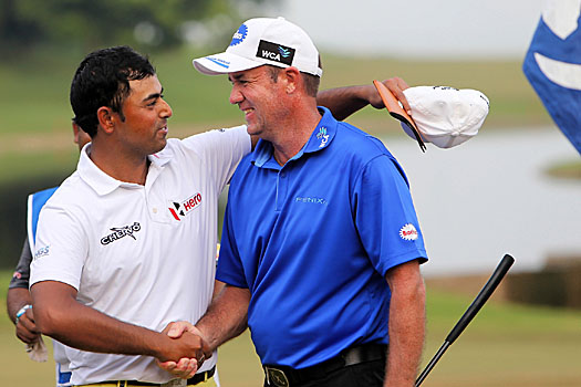 2014 champ Lahiri congratulates Hend after the final putt had dropped