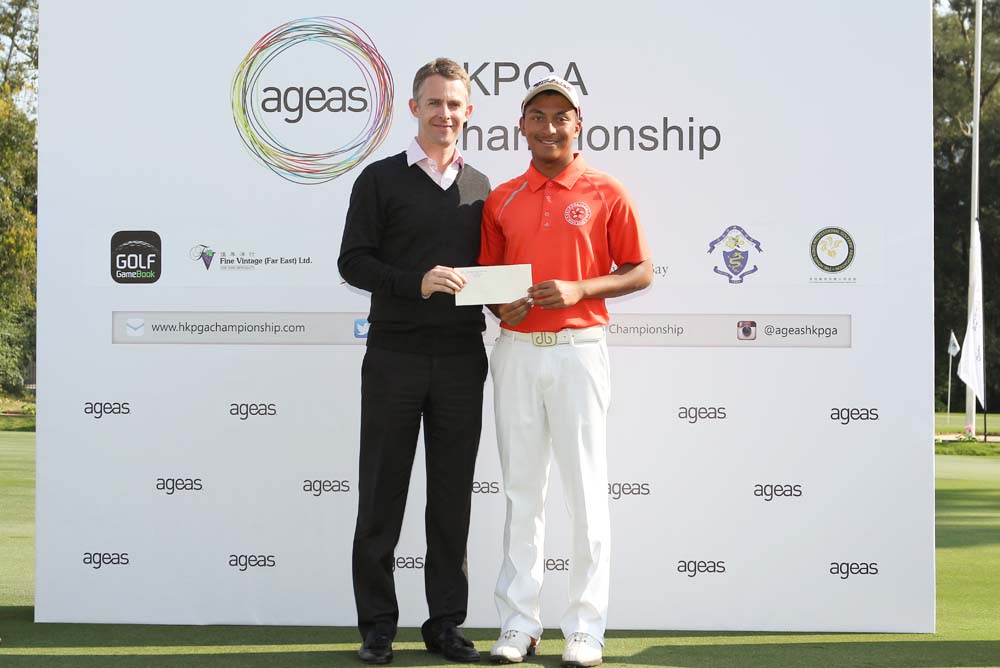 HKGA CEO Tom Phillips presents Leon D'Souza with his prize for being low amateur