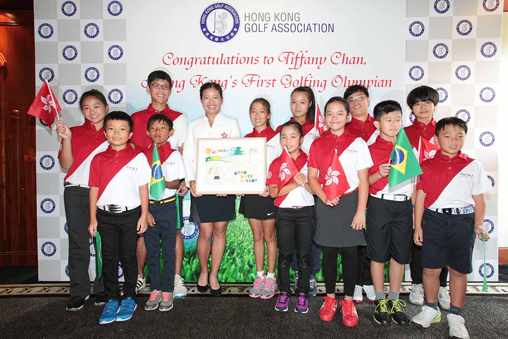 Tiffany Chan posed for photos with members of the HKGA Junior Squad