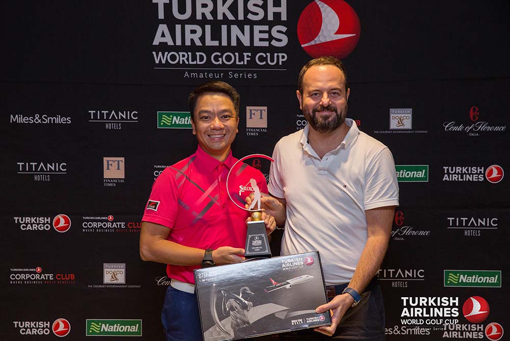 Ahmet Serhat Sari (right), General Manager for Turkish Airlines Hong Kong, presents the individual champion trophy to the winner, Edmond Cheng