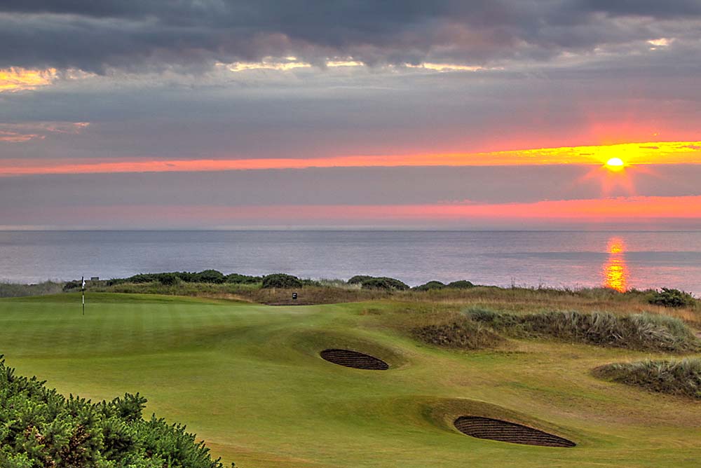 Sunrise at the magnificent Kingsbarns 1st hole
