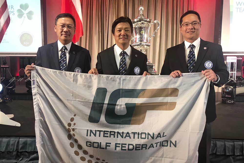 Yoshihiro Nishi (middle), President of HKGA, accepts the transfer of the next World Amateur Team Championship tournament to Hong Kong in 2020 with Danny Lai (left) and Kenneth Lam (right), CEO and Vice President of HKGA