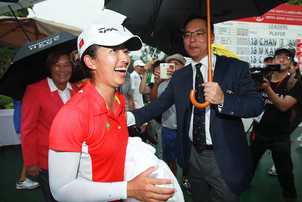 Tiffany receives congratulations from Kenneth Lam during the HK Ladies Open