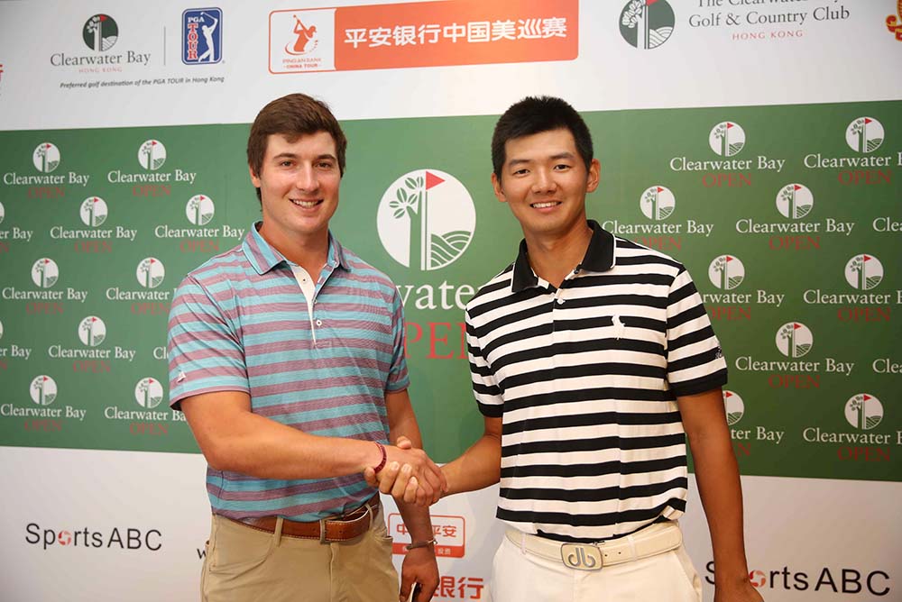 Jason Hak Charlie Saxon shake hands at the Clearwater Bay Open Media Day