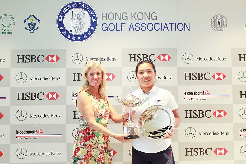 Tseng receives the trophy from Callie Botsford, Chairlady of the HKGA’s Ladies Committee