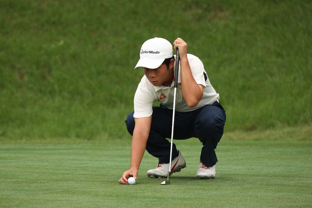 Isaac Lam gets ready for his putt