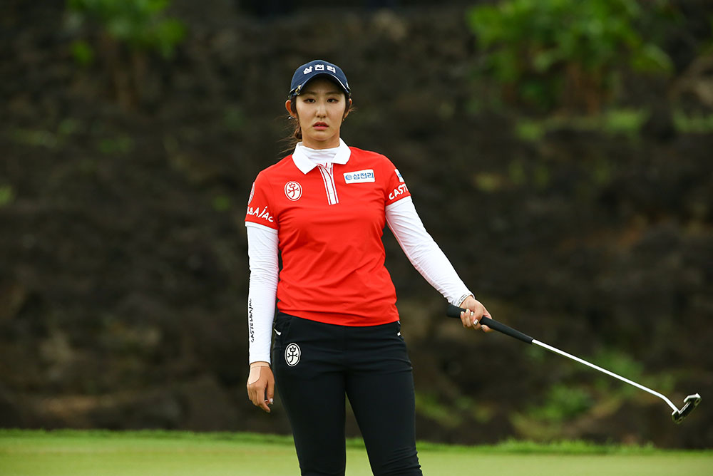 Bae Seon-woo reacts to a missed birdie chance