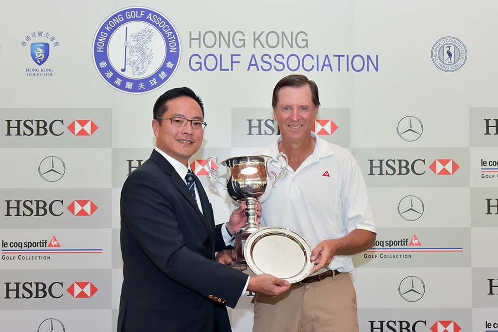 Douglas Williams receives the trophy from Kenneth Lam, Vice President of HKGA